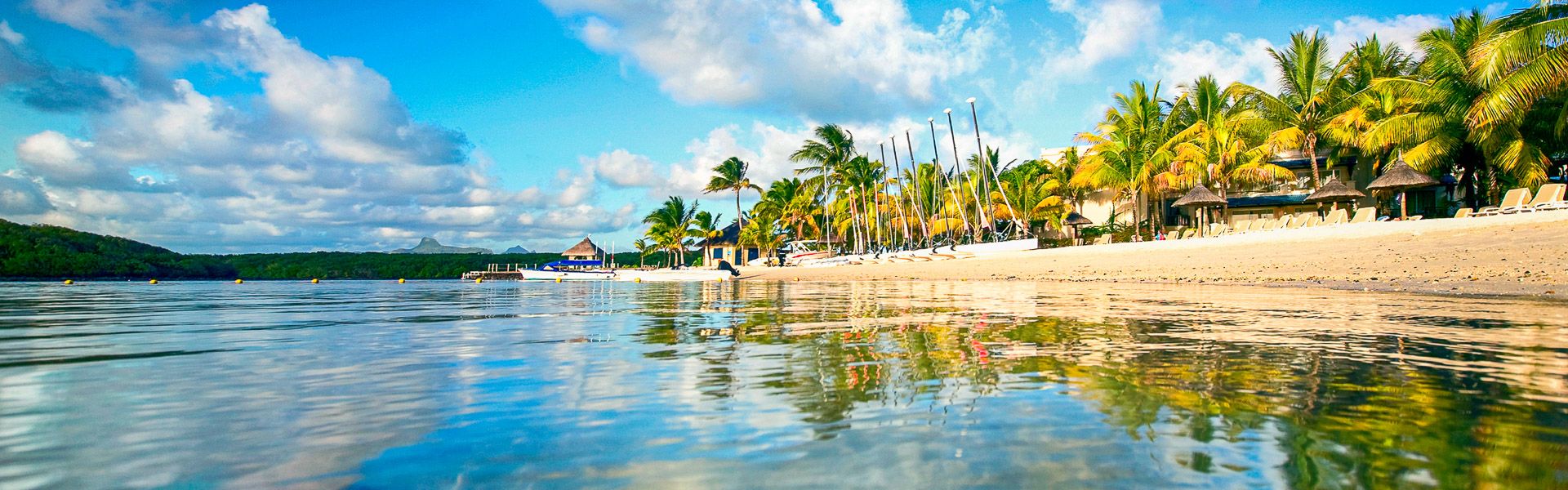 Tropischer Strand im Luxus Resort |  Alexander Shalamov, iStockphoto.com / Chamleon